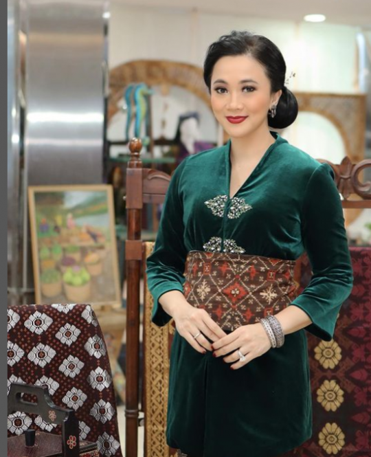 Pesona Ayu Heni Istri Dubes Rosan Roeslani, Elegan dan Cantik Banget