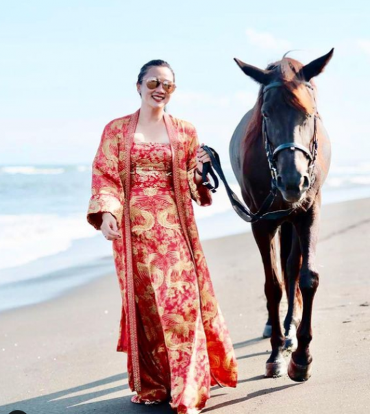 Pesona Ayu Heni Istri Dubes Rosan Roeslani, Elegan dan Cantik Banget