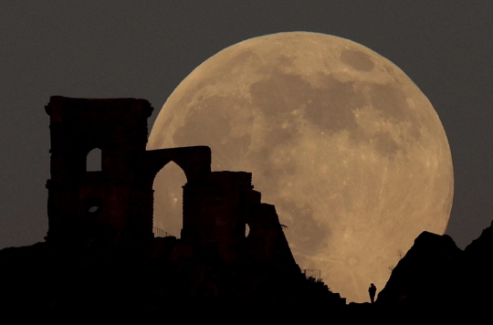 Fenomena Bulan 'Serigala' di Inggris