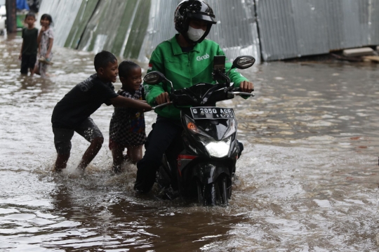 Lalu Lintas Jalan Bungur Besar Raya Tersendat Akibat Banjir
