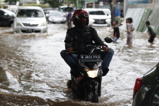 Lalu Lintas Jalan Bungur Besar Raya Tersendat Akibat Banjir