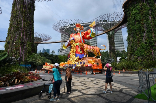 Sambut Imlek, Singapura Bangun Patung Dewa Keberuntungan Raksasa