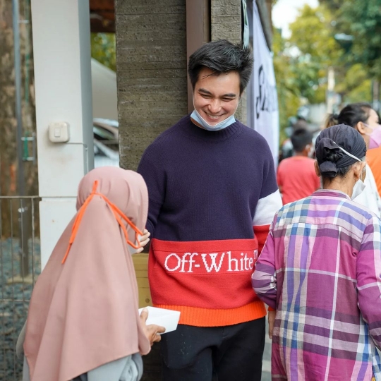 Buka Rumah Makan Gratis, Intip 7 Potret Baim Wong saat Ikut Layani Masyarakat