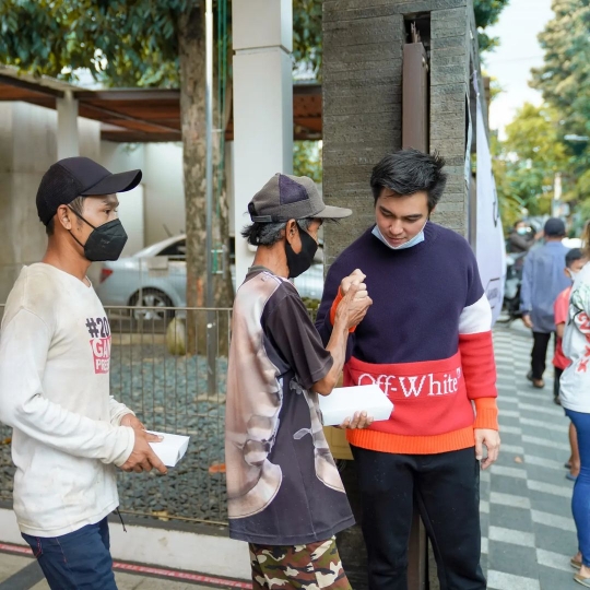 Buka Rumah Makan Gratis, Intip 7 Potret Baim Wong saat Ikut Layani Masyarakat