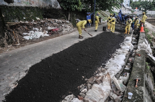 Jalan Inspeksi Kali Ciliwung Ambles