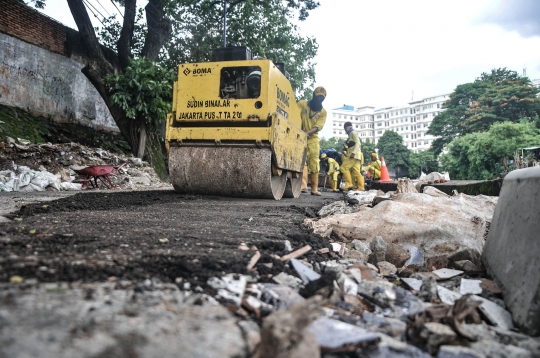 Jalan Inspeksi Kali Ciliwung Ambles