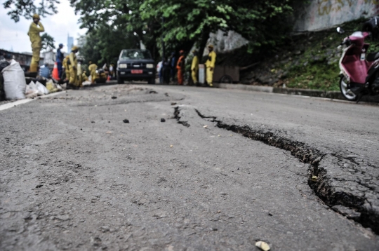 Jalan Inspeksi Kali Ciliwung Ambles