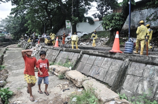 Jalan Inspeksi Kali Ciliwung Ambles