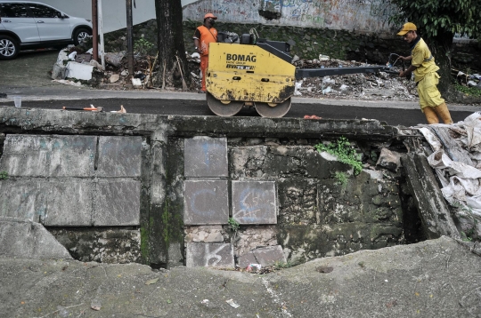 Jalan Inspeksi Kali Ciliwung Ambles