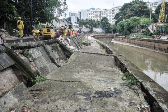 Jalan Inspeksi Kali Ciliwung Ambles