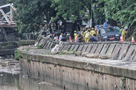 Jalan Inspeksi Kali Ciliwung Ambles