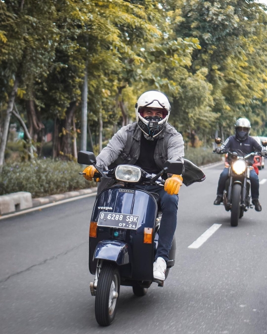 Potret Darius Sinathrya Naik Vespa, Netizen Salfok Lihat Ini