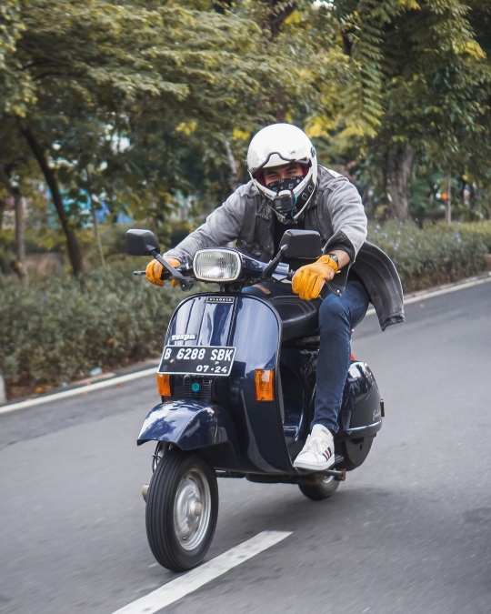 Potret Darius Sinathrya Naik Vespa, Netizen Salfok Lihat Ini