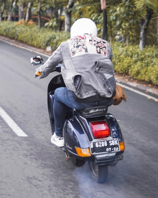 Potret Darius Sinathrya Naik Vespa, Netizen Salfok Lihat Ini