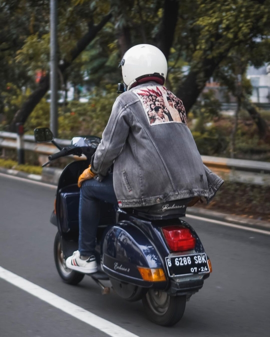 Potret Darius Sinathrya Naik Vespa, Netizen Salfok Lihat Ini