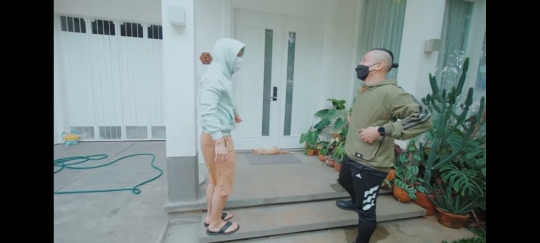 7 Potret Rumah Baru Ernest Prakasa, Ada Kolam Renang dan Koleksi Lego Bikin Melongo