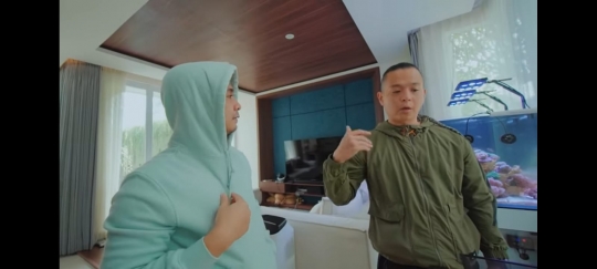 7 Potret Rumah Baru Ernest Prakasa, Ada Kolam Renang dan Koleksi Lego Bikin Melongo