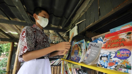 Antusiasme Anak-Anak Membaca di Pustaka Mini Bale Buku Kramat Jati