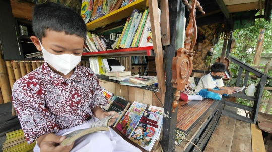 Antusiasme Anak-Anak Membaca di Pustaka Mini Bale Buku Kramat Jati