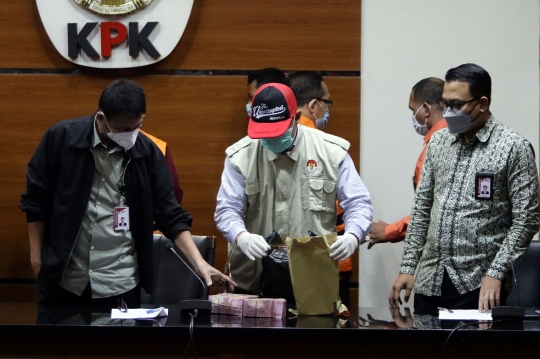 Ini Uang Rp140 Juta yang Disita KPK Terkait Suap Hakim Itong Isnaeni