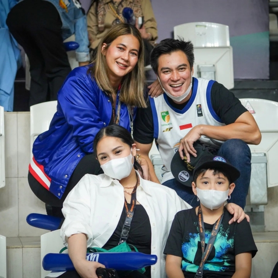 Intip Gaya Rafathar Bersama Nagita Nonton Basket, Penampilannya Mencuri Perhatian