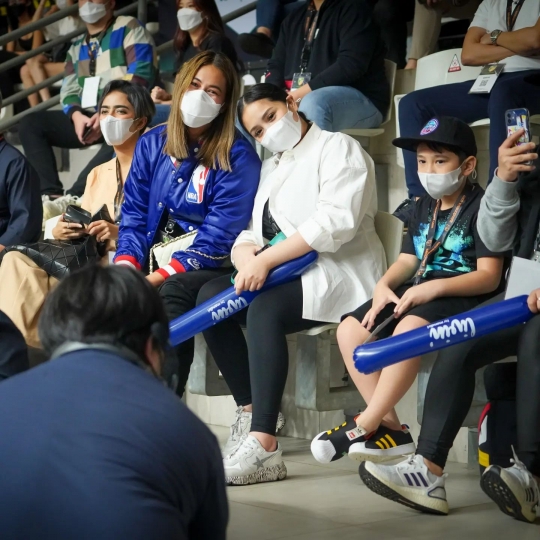Intip Gaya Rafathar Bersama Nagita Nonton Basket, Penampilannya Mencuri Perhatian