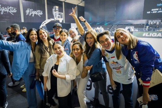 Intip Gaya Rafathar Bersama Nagita Nonton Basket, Penampilannya Mencuri Perhatian