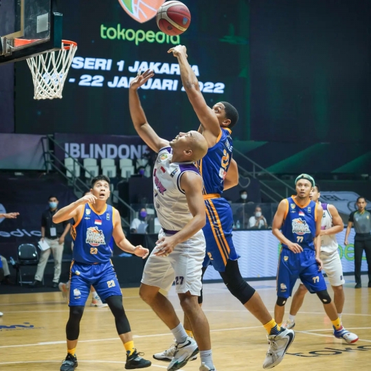 Intip Gaya Rafathar Bersama Nagita Nonton Basket, Penampilannya Mencuri Perhatian
