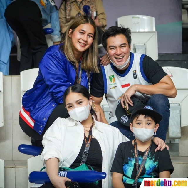 Foto : Intip Gaya Rafathar Bersama Nagita Nonton Basket, Penampilannya ...