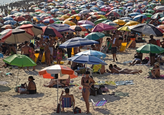 Ribuan Pengunjung Padati Pantai Brasil di Tengah Ledakan Covid-19