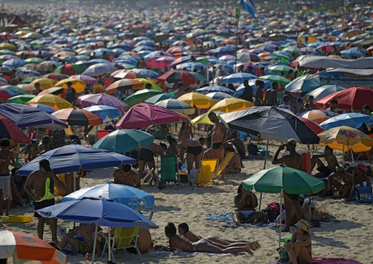 Ribuan Pengunjung Padati Pantai Brasil di Tengah Ledakan Covid-19