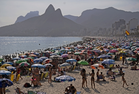 Ribuan Pengunjung Padati Pantai Brasil di Tengah Ledakan Covid-19