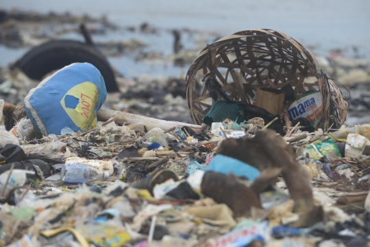 Penampakan Lautan Sampah di Muara Sungai Cisadane