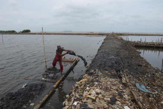 Penampakan Lautan Sampah di Muara Sungai Cisadane