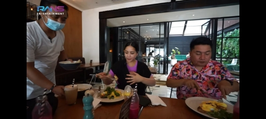 Potret Nagita Slavina Jalan Kaki Sambil Gendong Rayyanza di Bali, Kaki Langsung Lecet