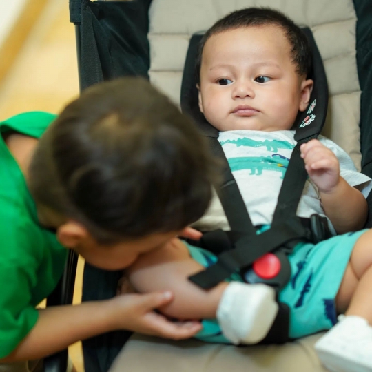 Intip Tingkah Usil Kiano Anak Baim Wong kepada Sang Adik Kenzo, Lucu dan Bikin Gemas