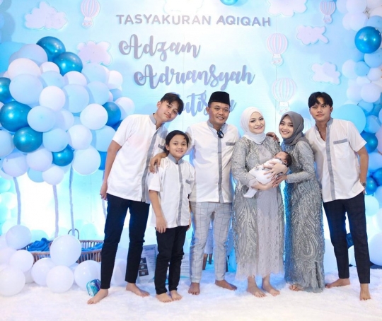 6 Momen Aqiqah Anak Sule dan Nathalie, Wajah Ganteng Baby Adzam Mencuri Perhatian
