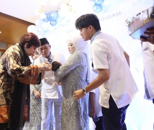 6 Momen Aqiqah Anak Sule dan Nathalie, Wajah Ganteng Baby Adzam Mencuri Perhatian