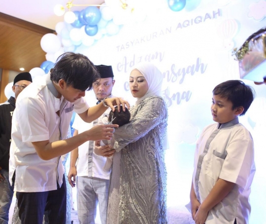 6 Momen Aqiqah Anak Sule dan Nathalie, Wajah Ganteng Baby Adzam Mencuri Perhatian