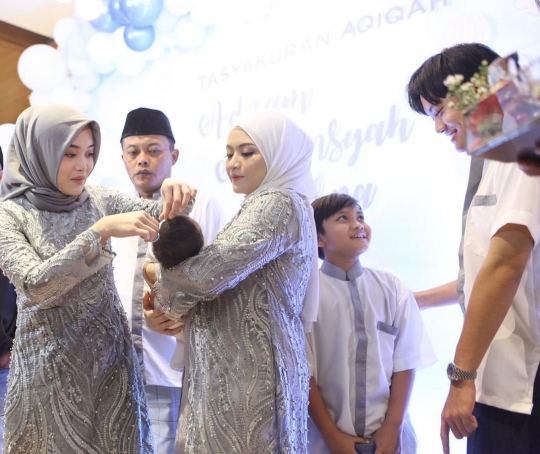 6 Momen Aqiqah Anak Sule dan Nathalie, Wajah Ganteng Baby Adzam Mencuri Perhatian