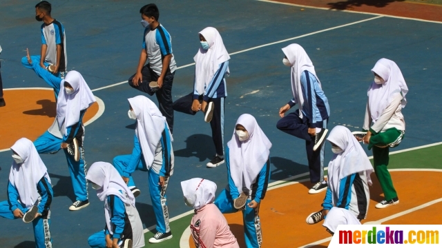 Sejumlah siswa mengikuti pembelajaran tatap muka di lingkungan SMP 26 Depok, Depok, Jawa Barat, Senin (24/1/2022). Pemerintah Kota Depok mulai menggelar Pembelajaran Tatap Muka (PTM) secara penuh atau 100 persen mulai hari Senin (24/1/2022).
