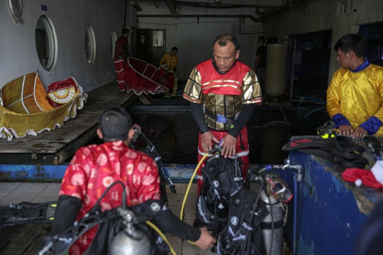 Atraksi Barongsai di Aquarium Raksasa Ancol