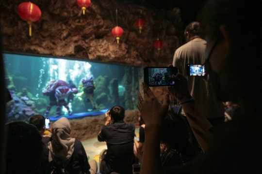 Atraksi Barongsai di Aquarium Raksasa Ancol