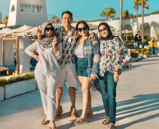 Potret Raffi Ahmad di Bali bareng Keluarga dan Tim Rans, Pesona Nagita Disorot