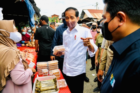 Presiden Jokowi Ditemani Erick Thohir Bagikan Bantuan untuk Pedagang di Muara Enim