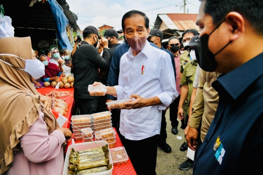 Presiden Jokowi Ditemani Erick Thohir Bagikan Bantuan untuk Pedagang di Muara Enim