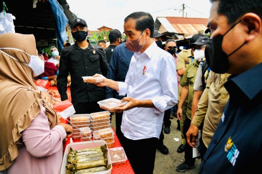 Presiden Jokowi Ditemani Erick Thohir Bagikan Bantuan untuk Pedagang di Muara Enim