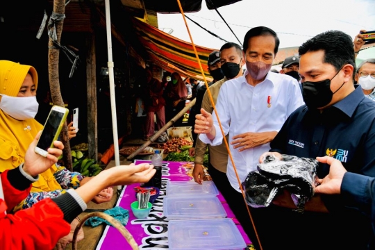 Presiden Jokowi Ditemani Erick Thohir Bagikan Bantuan untuk Pedagang di Muara Enim