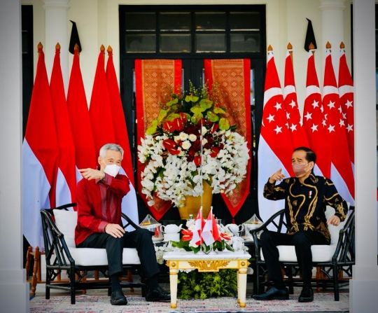 Presiden Jokowi dan PM Singapura Kompak Pakai Batik saat Bertemu di Bintan