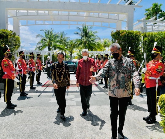 Presiden Jokowi dan PM Singapura Kompak Pakai Batik saat Bertemu di Bintan